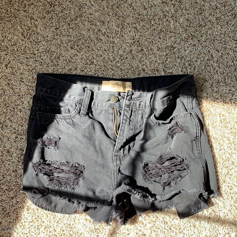 High Rise 2” Hollister Shorts Size 5 (27 Waist)